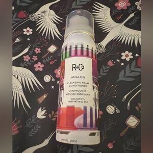 R+Co Analog Cleansing Foam Conditioner with Multicolor Design